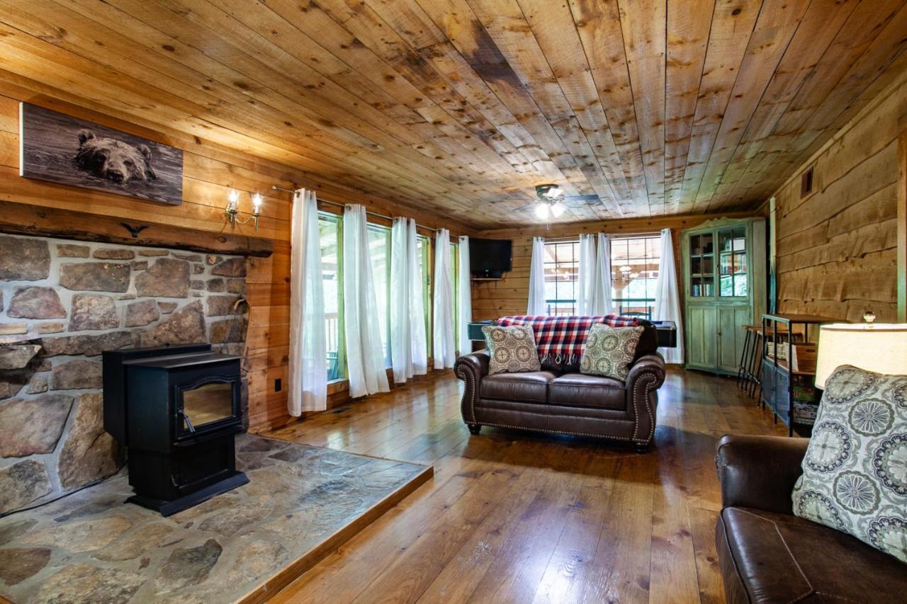 Forest Home Hot Tub Fire Pit Pool Table — 4-Star Luxury Hotel in Pigeon Forge, United States