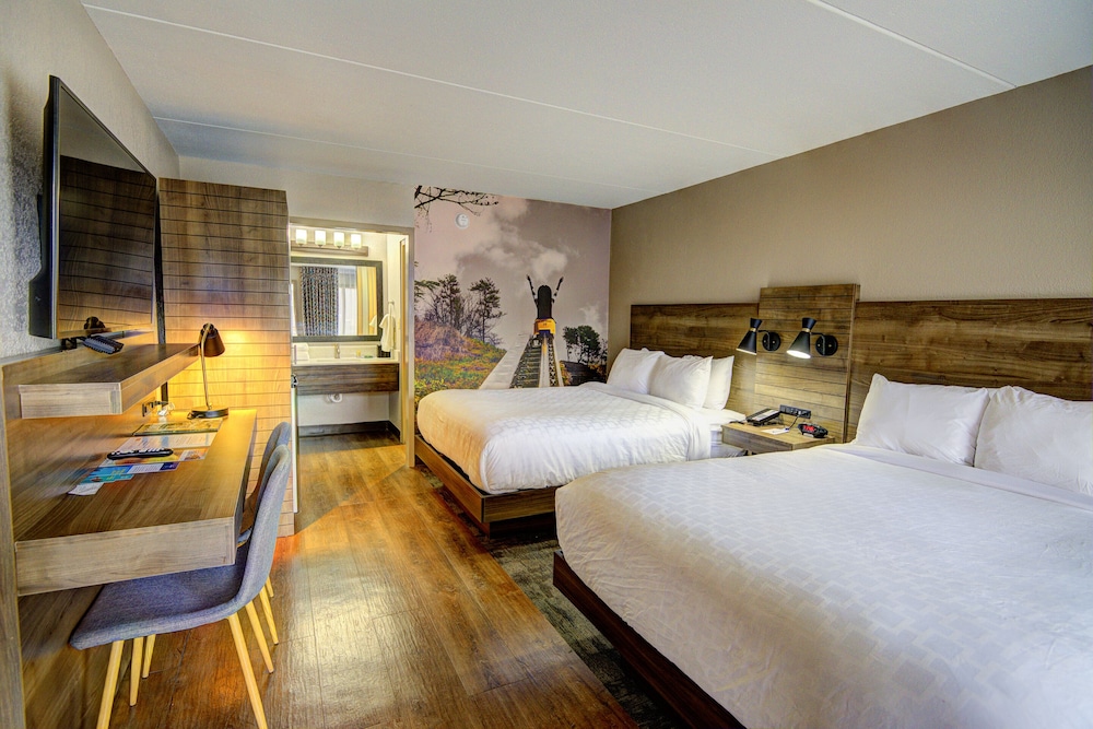 Clarion Pointe Downtown Gatlinburg - photo 17