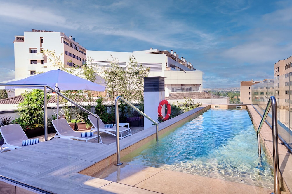 Apartamentos Luna Suites Granada — 4-Star Luxury Hotel in Granada, Spain