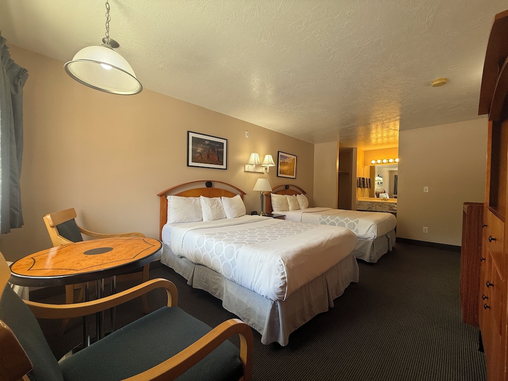 Cathedral Valley Inn - photo 10