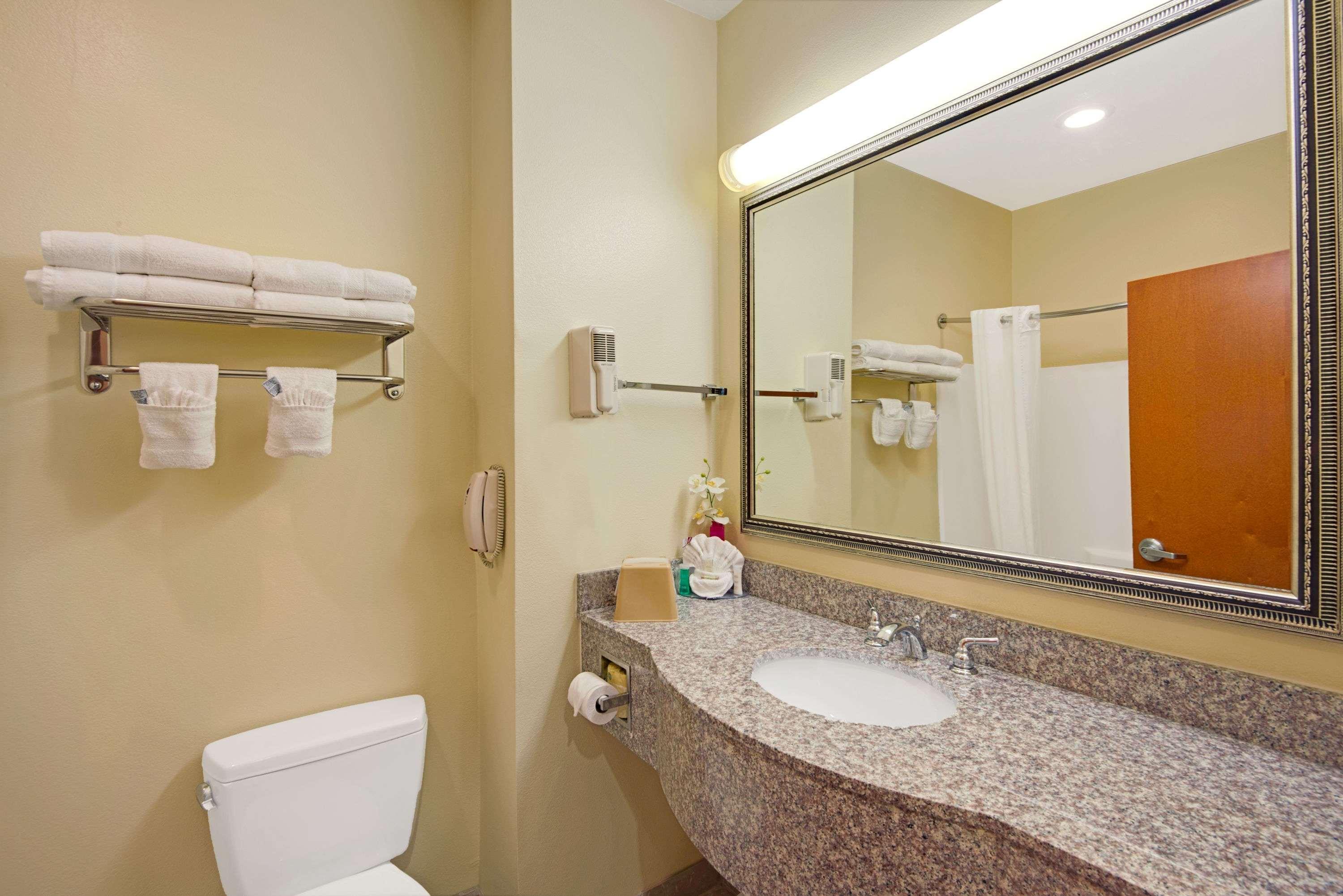 Super 8 By Wyndham Austin Airport North - photo 20