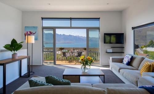 Stunning Lake and Mountain Views — eco-hotel in Queenstown