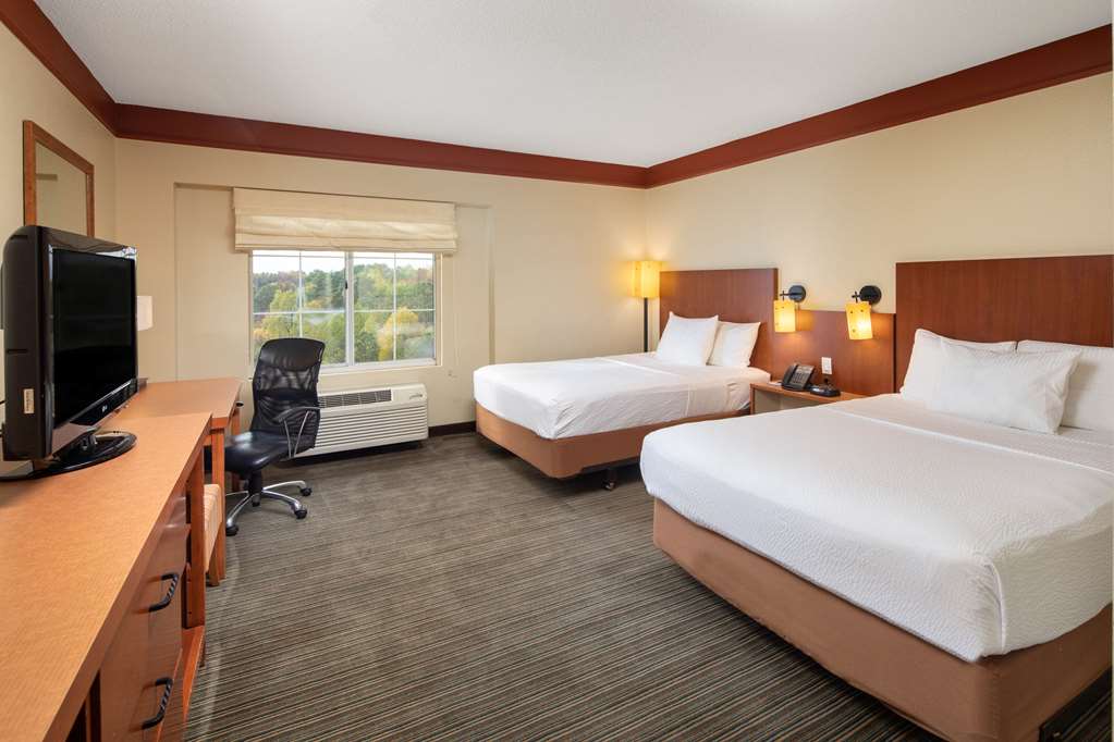 La Quinta Inn & Suites by Wyndham Atlanta Ballpark Galleria - photo 26