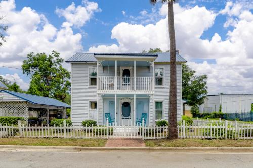Large Colonial 20 Min from Beach in Brunswick, United States