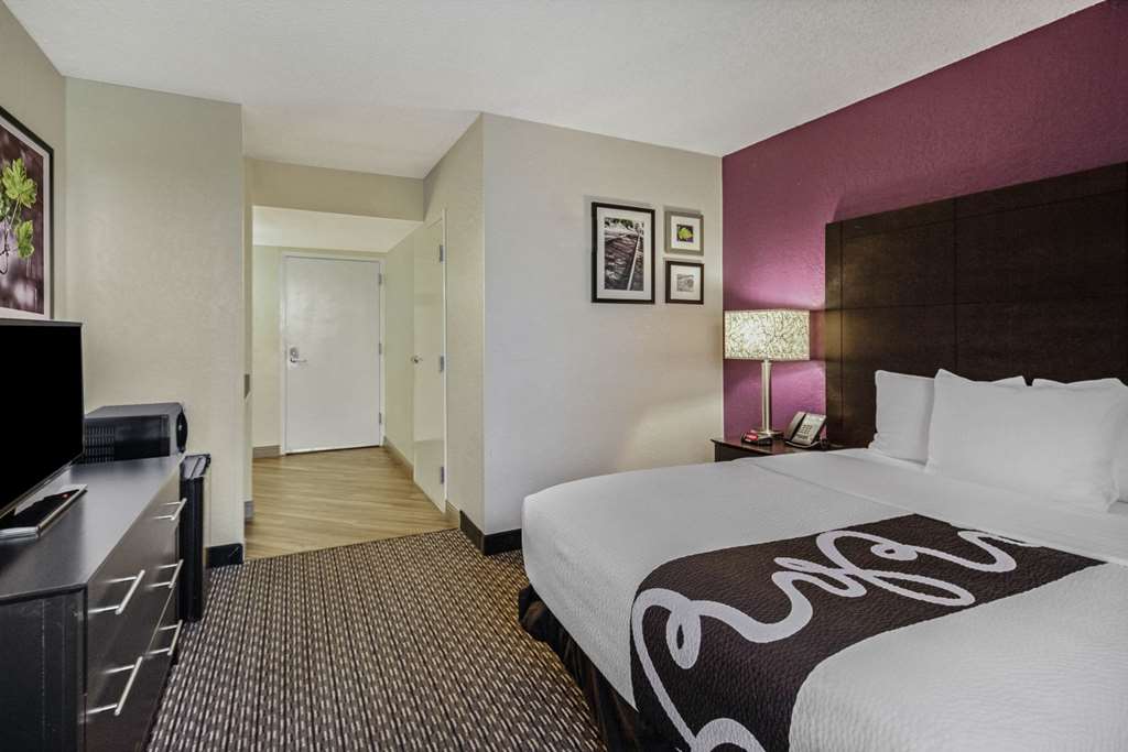 La Quinta Inn & Suites by Wyndham Miami Lakes - photo 17