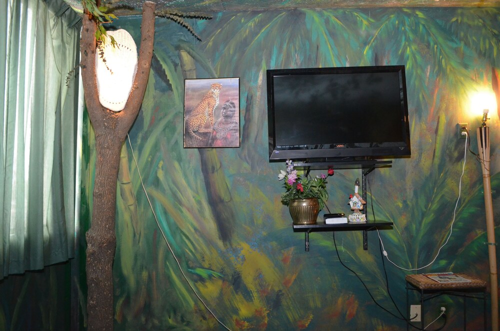 Red Carpet Inn And Fantasuite Hotel - photo 29