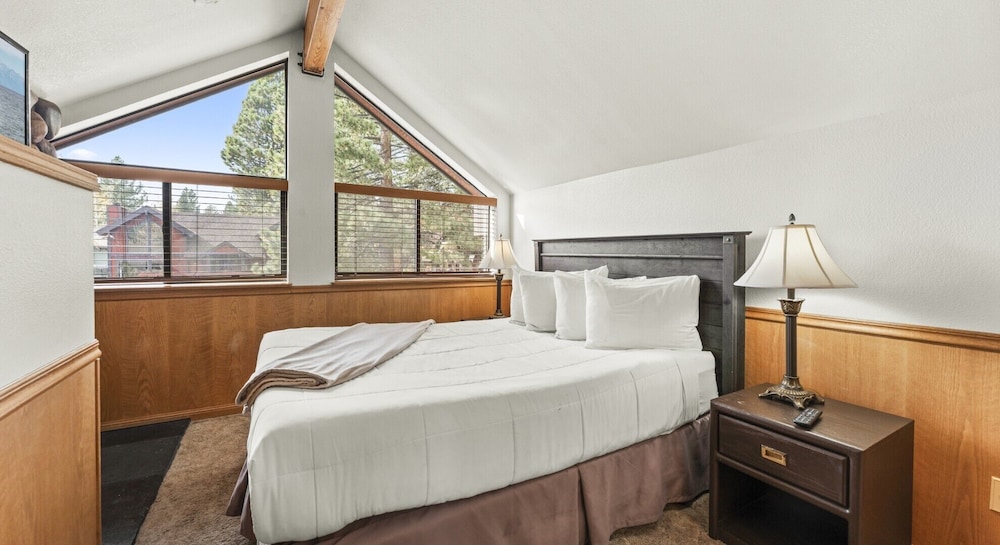 Edgelake Beach Club by Coolvacay in Kings Beach, United States