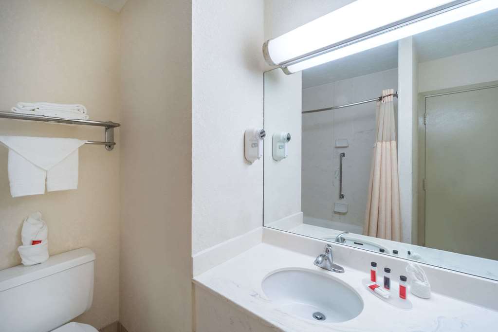 Days Inn by Wyndham Columbus Airport - photo 10
