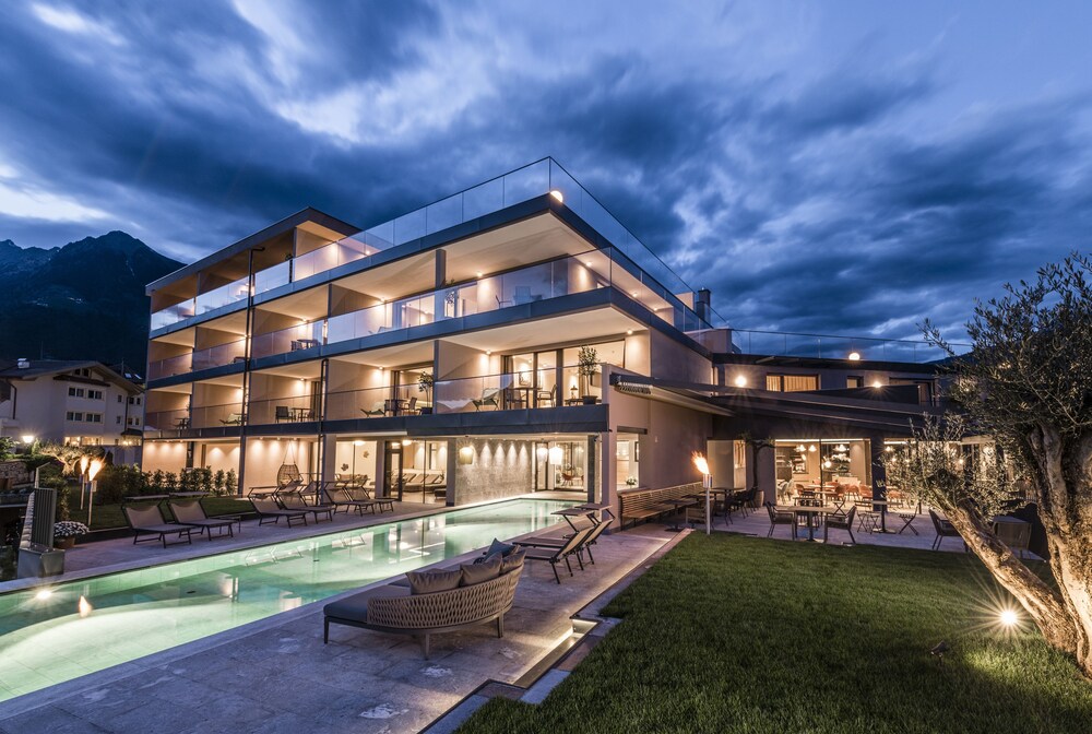 Vinea Suites & Apartments — 4-Star Luxury Hotel in Tirolo, Italy