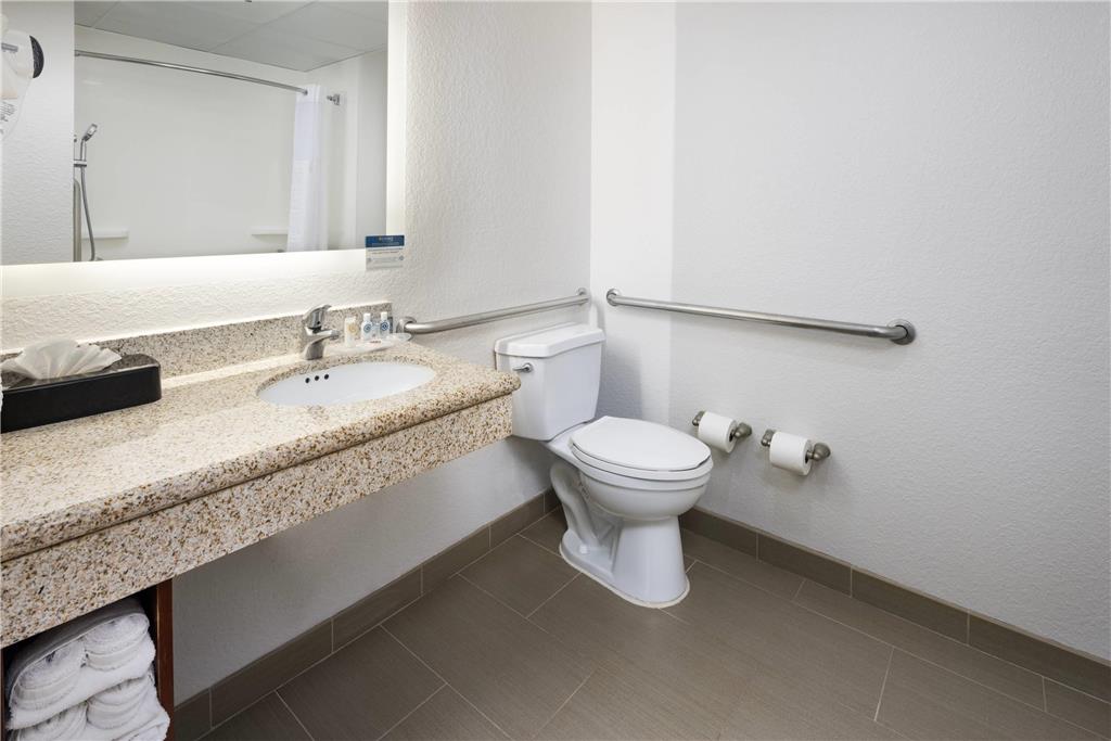 Comfort Suites Outlet Center - photo 9