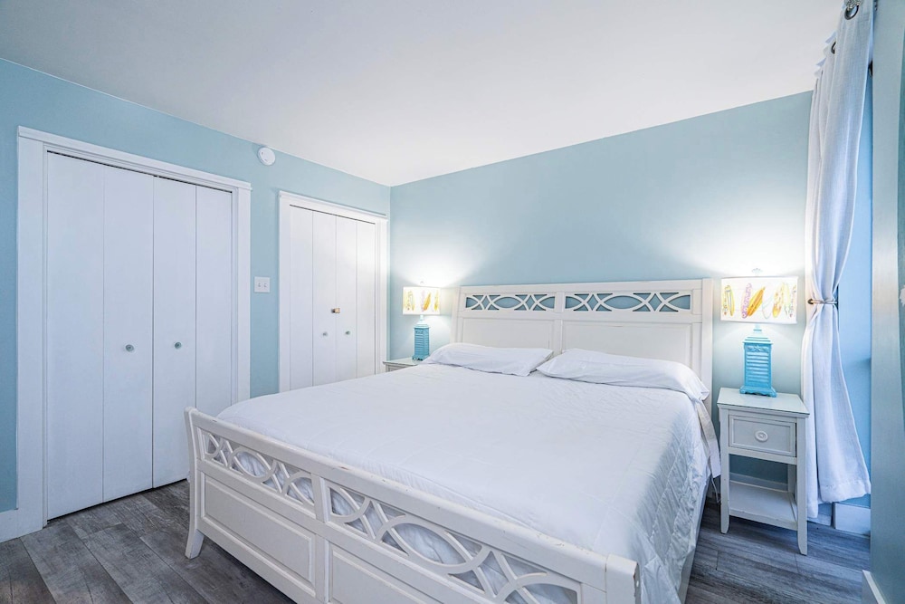 Edgewater Oasis Gorgeous Resort Condo on Beach - photo 5