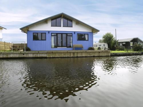 Ferry Cottage — 5-Star Luxury Hotel in Martham, United Kingdom