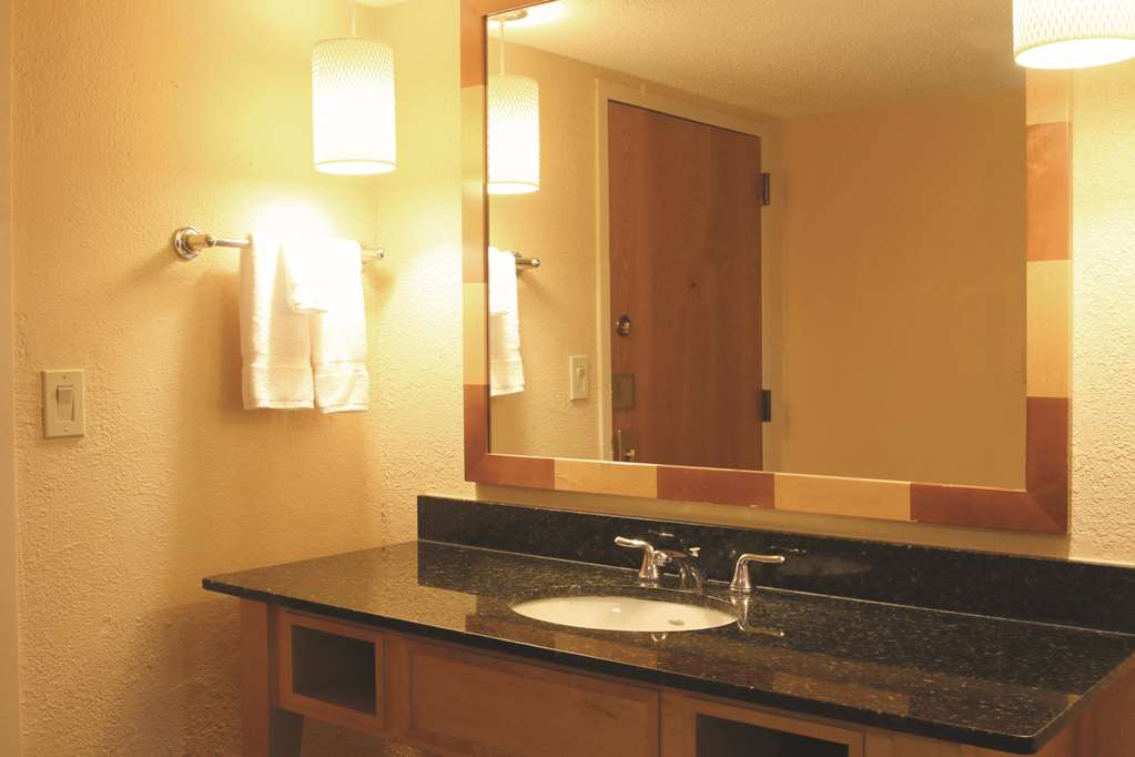 La Quinta Inn & Suites by Wyndham Deerfield Beach I 95 - photo 17