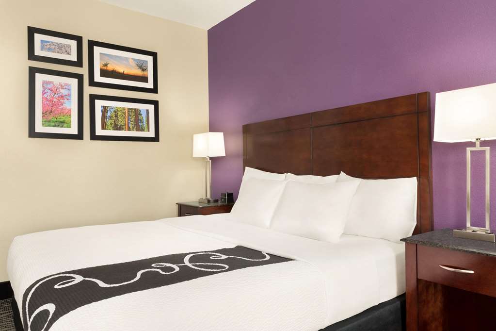 La Quinta Inn & Suites by Wyndham Fresno Northwest - photo 34