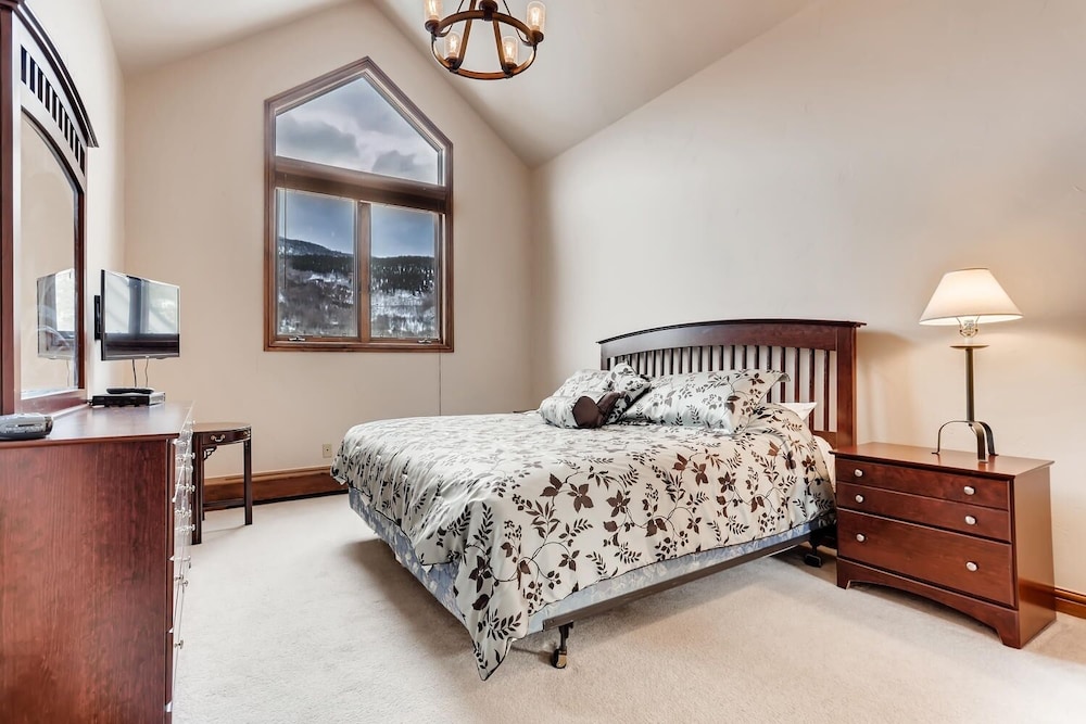3BR Townhome Walk to Slopes & Kids Ski Free by Redawning - photo 5