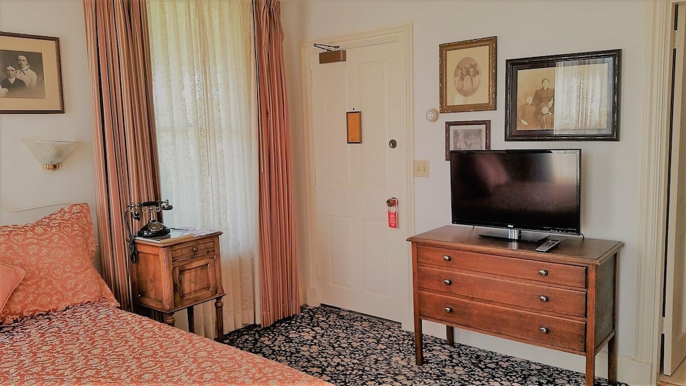 The Mendocino Hotel and Garden Suites - photo 5