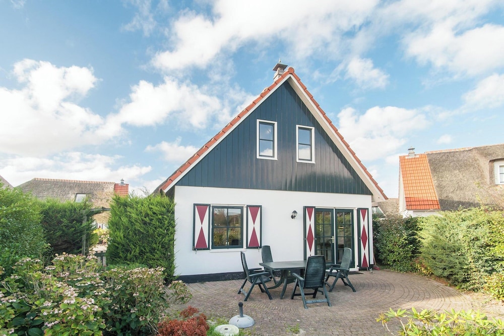 Villa with view over the park De Buitenplaats — 4-Star Luxury Hotel in Callantsoog, Netherlands