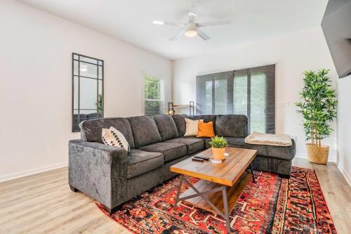 Tampa Riverwalk Renovated Walkable to Restaurants in Tampa, United States