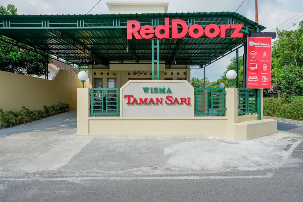 RedDoorz near Stadion 45 Karanganyar in Karanganyar, Indonesia
