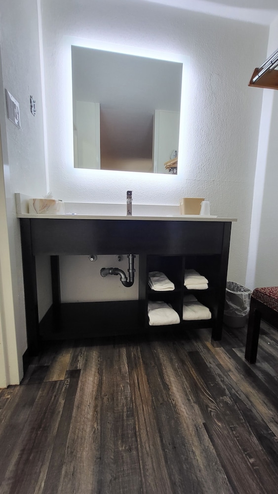 Greeneville Inn And Suites - photo 16