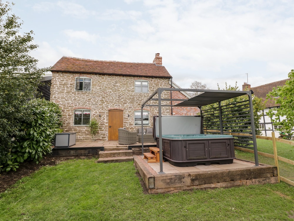 Old Farm Cottage — 4-Star Luxury Hotel in Tenbury Wells, United Kingdom