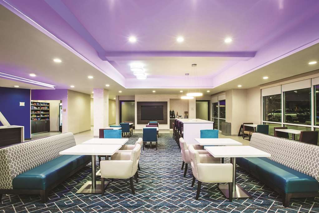 La Quinta Inn & Suites by Wyndham Dallas Northeast Arboretum - photo 31
