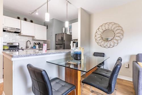 Eclectic Downtown & Cap Hill King bed & Kitchen - photo 15