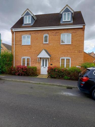 The Iris house is close to city centre and is ideal for tourists visiting family members or work related activities including contractors — 4-Star Luxury Hotel in Peterborough, United Kingdom