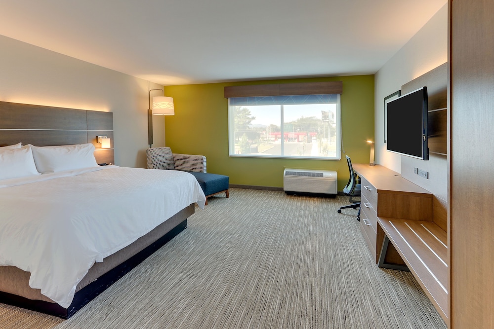 Holiday Inn Express & Suites Roanoke Civic Center by IHG - photo 4