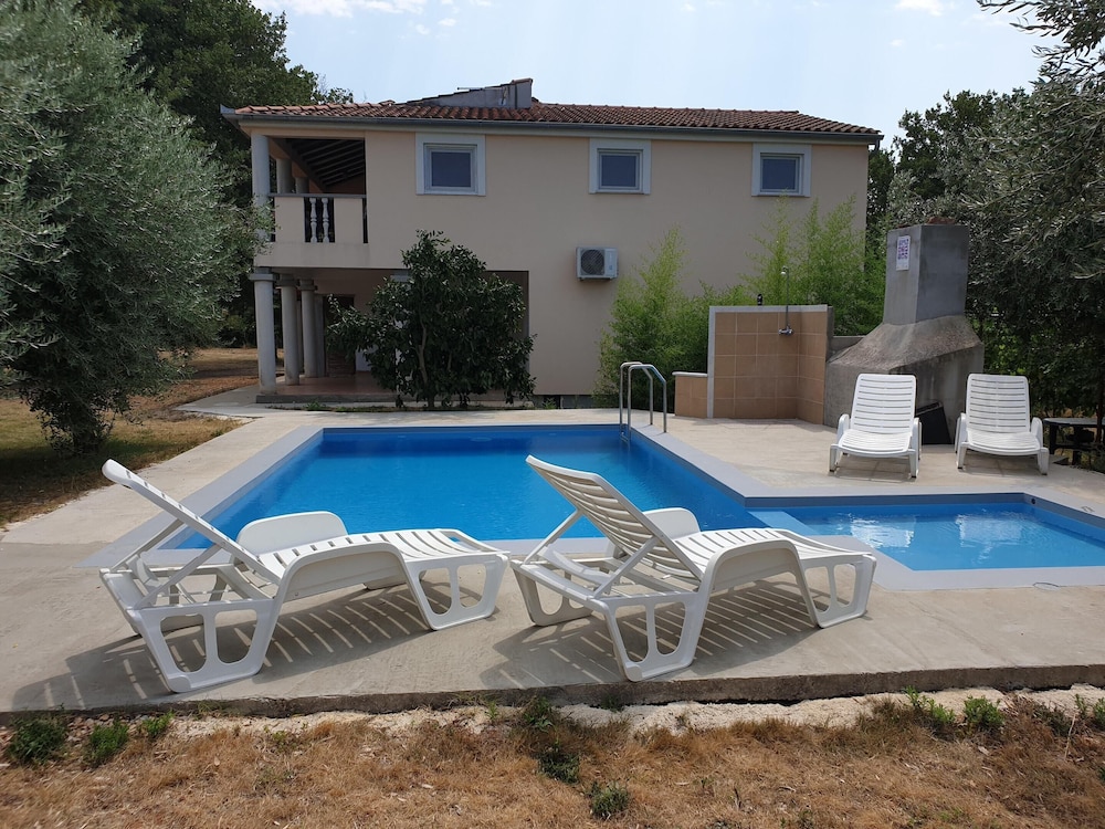 Apartment in Holiday Home With Pool Spacious Garden With Grill Airco and Wifi Medulin — 4-Star Luxury Hotel in Medulin, Croatia