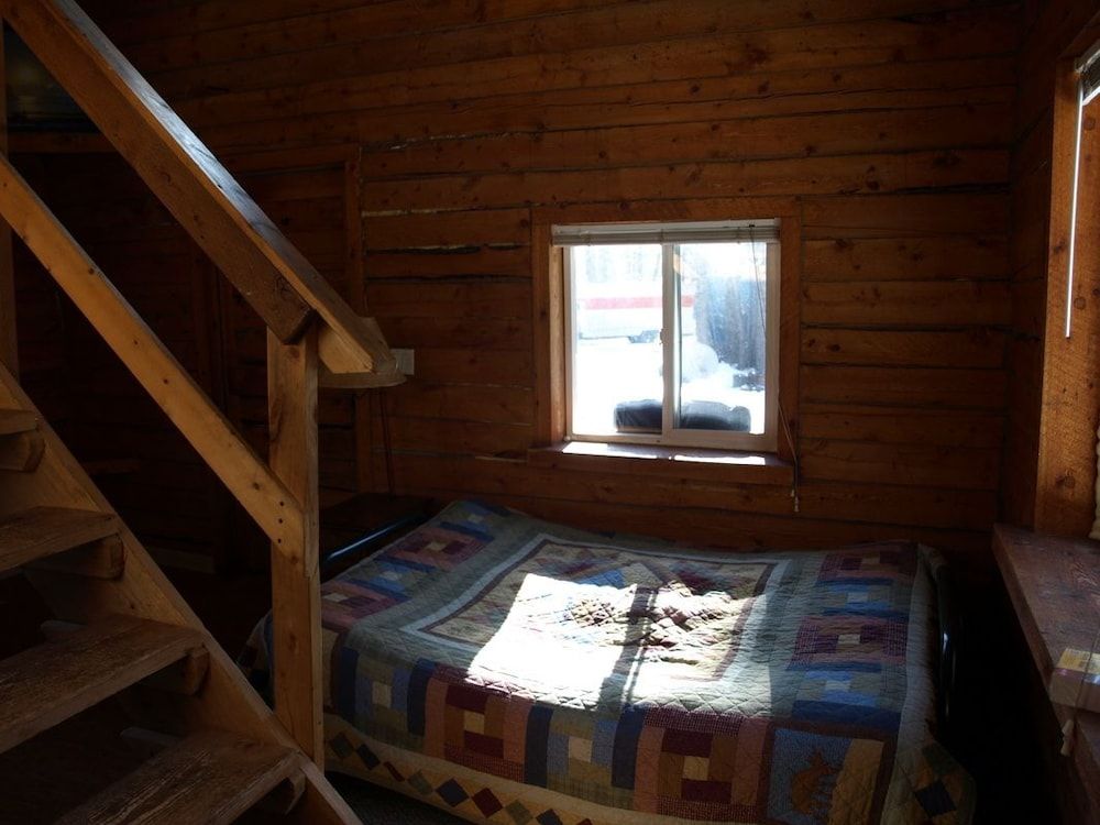 Brown Bear Saloon & Motel - photo 12