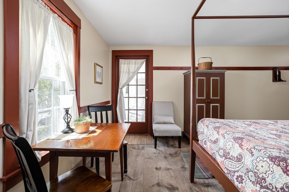 Artists Colony Inn & Restaurant - photo 6