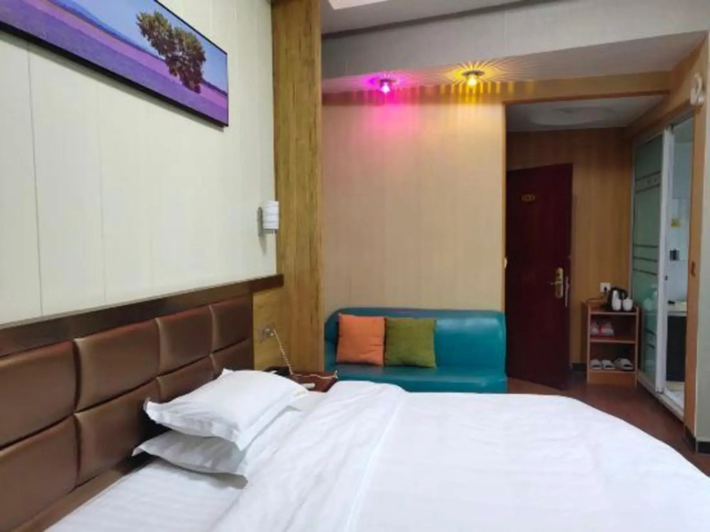 Sanhe Holiday Inn — hotel in Xintian