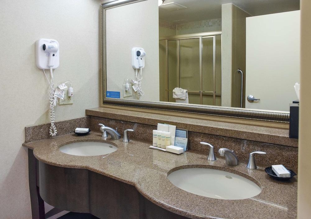 Hampton Inn & Suites Youngstown Canfield - photo 56