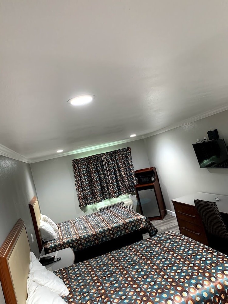 La Puente Inn Motel - photo 16
