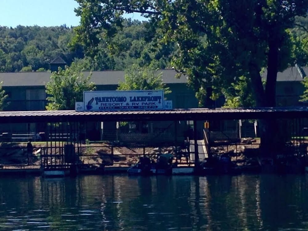 Taneycomo Lakefront Resort - carbon neutral hotel in Branson