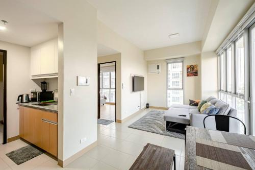 Rare Top Floor Luxury Corner Suite 1BR plus Den 668sqft Panoramic Views Megaworld Iloilo Business Park — 4-Star Luxury Hotel in Iloilo, Philippines