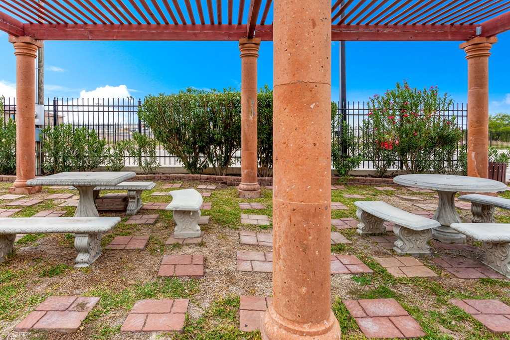 La Quinta Inn & Suites by Wyndham Laredo Airport - photo 47