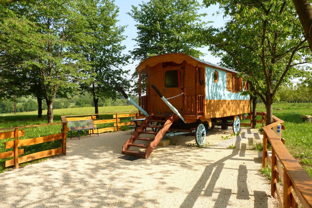 Roulottes au pied du Vercors — hotel in Saint-Jean-En-Royans