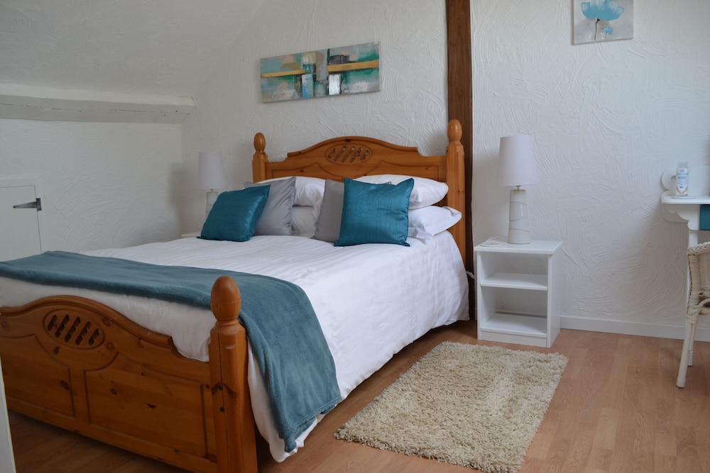 Hirondelle Farm — 5-Star Luxury Hotel in Saint-Aubin-Des-Chateaux, France