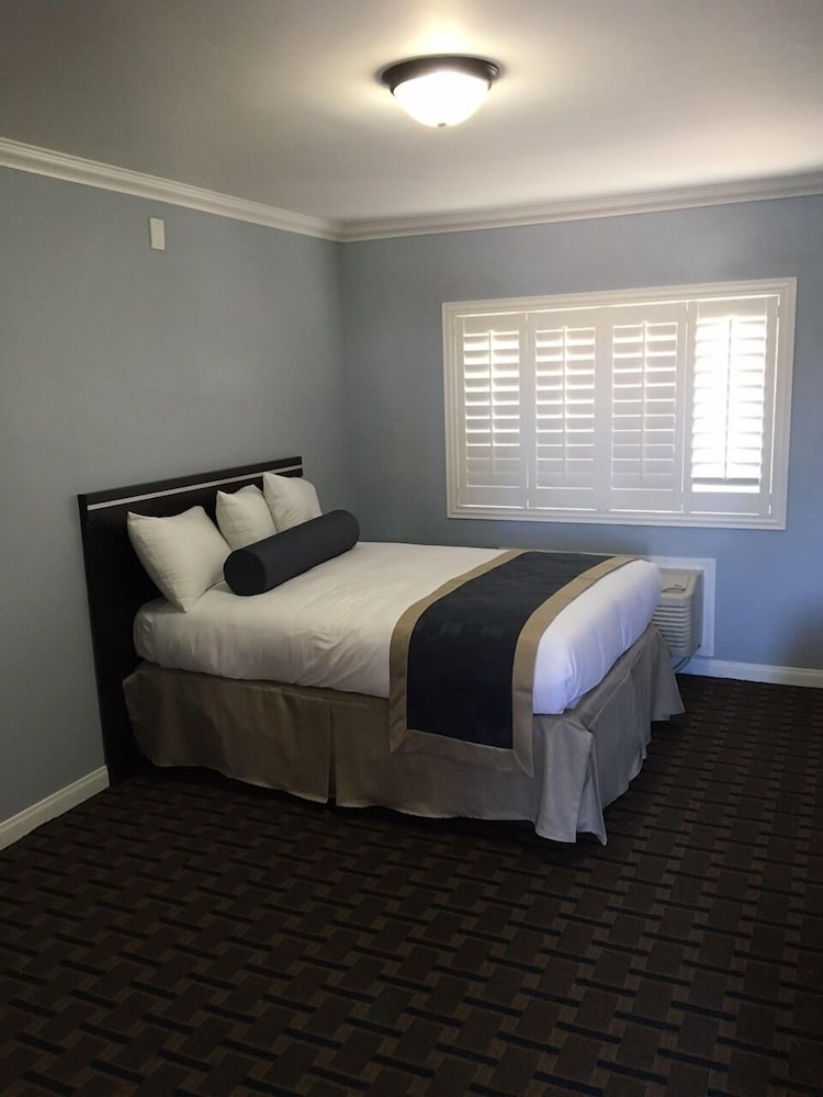 Hollywood Palms Inn and Suites - photo 40