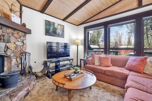 Bearadise Cottage Hot Tub Foosball Central Moonridge Cozy Mountain Chalet — 4-Star Luxury Hotel in Big Bear Lake, United States
