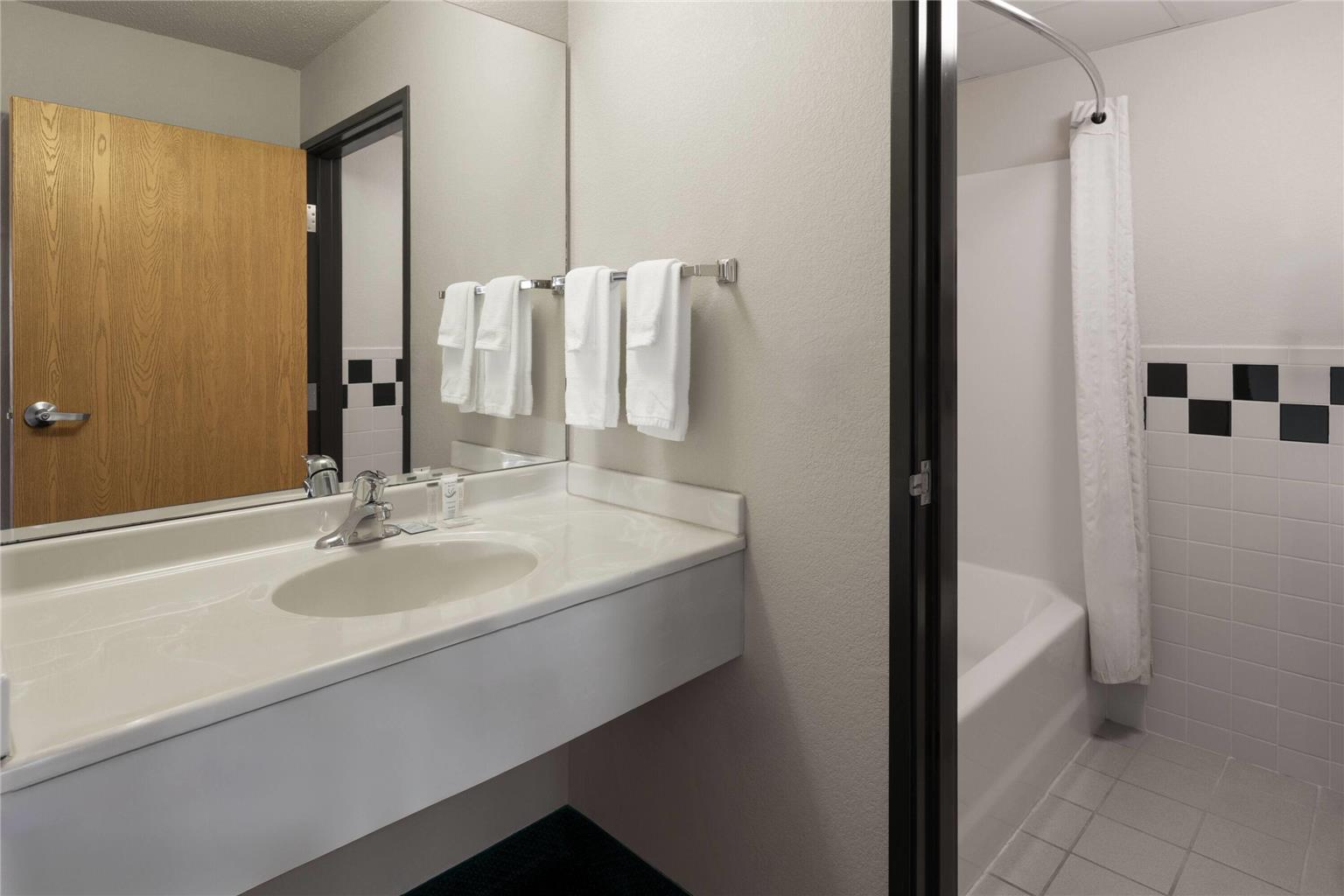 Shell Lake Lodge a Travelodge by Wyndham - photo 14
