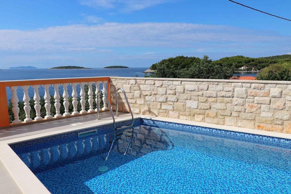 Holiday Home Adriatic View Three Bedroom Apartment with Terrace and Sea View — 4-Star Luxury Hotel in Blato, Croatia