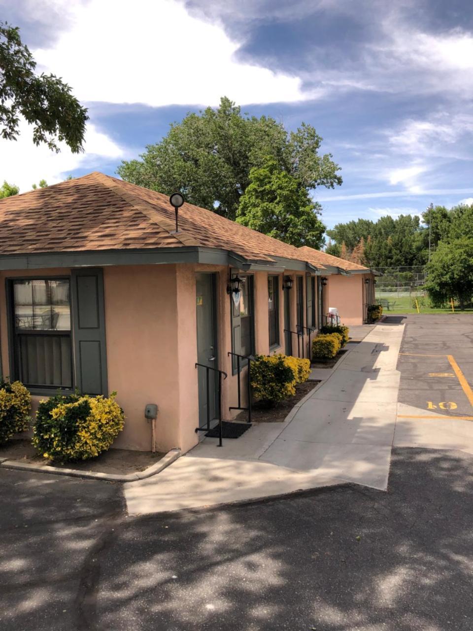 Bishop Elms Motel - photo 13