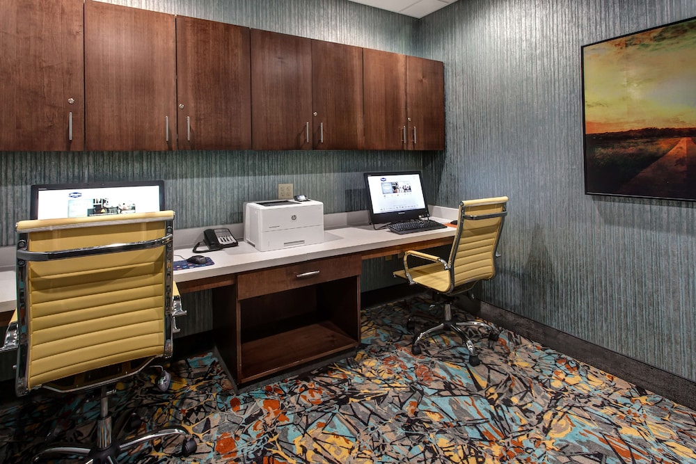 Hampton Inn & Suites Wichita Airport - photo 23