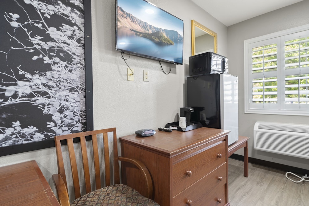 Travelers Inn Medford - photo 10