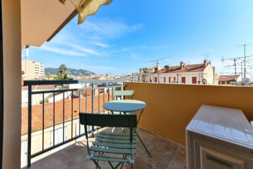 L'ALIZEE avec jolie terrasse vue sur la ville charmant studio dans le centre de Cannes — 4-Star Luxury Hotel in Cannes, France