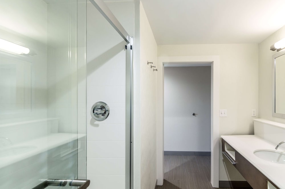 Hampton Inn Oklahoma City Northeast - photo 28
