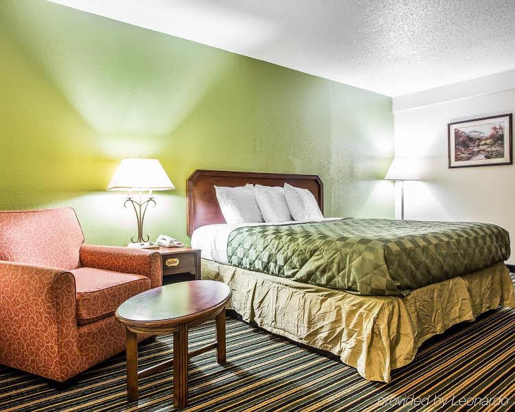 Claremont Inn & Suites - photo 7